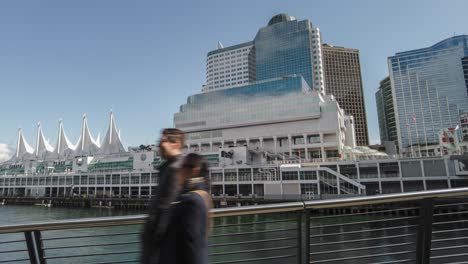 Zeitraffer-Des-Modernen-Gebäudes-Von-Canada-Place-Im-Hauptpassagierterminal-Für-Kreuzfahrtschiffe-Der-Stadt-Vancouver,-Zeitraffer-Stadtbild-Skyline-Mit-Fußgänger,-Der-Auf-Der-Brücke-Läuft