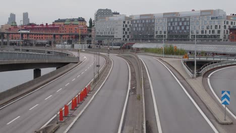 Stativaufnahme-Einer-Leeren-Autobahn-In-Der-Innenstadt-Mit-Der-Stadt-Stockholm-Im-Hintergrund