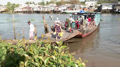 Sailing-through-the-backwaters-of-the-Mekong-delta,-Can-Tho,-Vietnam-at-daytime