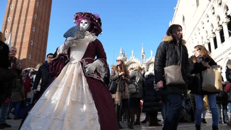 Mujer-Enmascarada-Posa-En-El-Carnaval-De-Venecia,-Turistas-Y-Edificios-Famosos-De-La-Arquitectura-Italiana