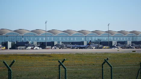 Easyjet-Aterrizando-En-El-Aeropuerto-De-Alicante-Elche