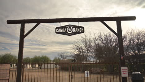 Historische-Kanu-Ranch-Im-Green-Valley-Arizona,-Besucher-Am-Geschlossenen-Eingangstor