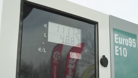 Das-Display-Zeigt-Die-Kraftstofferhöhung-In-Litern-Und-Den-Preis-In-Euro-An