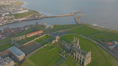 Whitby-North-York-Moors-Heritage-Coast-Überflug-Der-Abtei-In-Richtung-Kirche-Und-Landzunge-Mavic-3-Cine-Prores-Clip-1