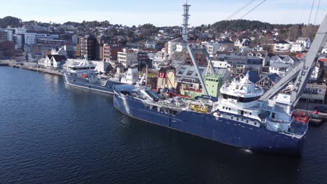 Fischtransportschiffe-Der-Firma-Solvtrans-In-Leirvik,-Norwegen,-Zusammen-Mit-Der-Schwerlastkranbarge-Uglen-Der-Firma-Uganda-–-Luftaufnahme-An-Einem-Sonnigen-Tag