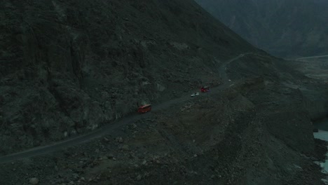 Conducción-De-Automóviles-En-La-Peligrosa-Carretera-De-Montaña-A-Los-Prados-De-Hadas,-Himalaya