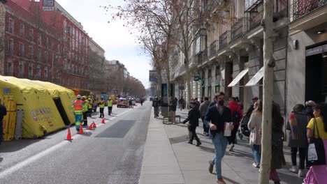Anwohner-Gehen-An-Medizinischen-Notfall--Und-Polizeieinheiten-Vorbei-Und-Führen-In-Madrid,-Spanien,-Eine-Evakuierungsübung-Durch