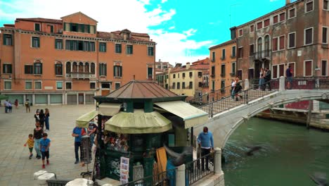 Vista-Panorámica-Del-Puente-Peatonal-En-El-Centro-De-La-Ciudad-De-Venecia,-Destinos-Turísticos-Italianos