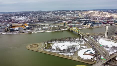 Vista-Aérea-De-Pittsburgh-Three-Rivers-And-Point-State-Park