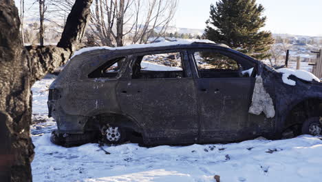 Quemó-Y-Destruyó-El-Vehículo-Mini-Suv-Que-Permanece-En-El-Condado-De-Boulder-En-Colorado-Superior,-EE.UU.-Después-Del-Desastre-De-Incendios-Forestales-De-Marshall-Fire