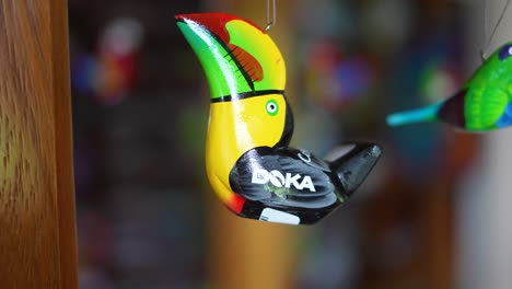 gift-store-for-tourists,-souvenir-store-typical-of-costa-rica,-toucan-tucán