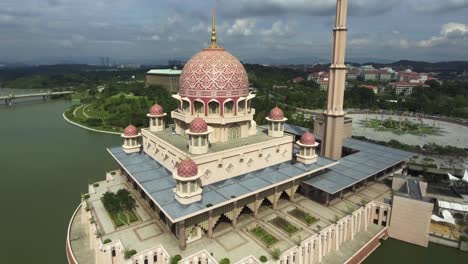 Drone-circling-around-the-beautiful-Putra-Mosque-in-Putrajaya,-Malaysia