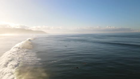 Drohnenaufnahme-Eines-Surfers,-Der-Bei-Sonnenaufgang-In-Costa-Rica-Auf-Einer-Großen-Welle-Reitet