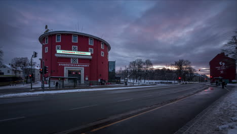 Studentersamfundet-En-Trondheim-Mostrando-Un-Hermoso-Amanecer-Con-Ricos-Colores-En-El-Cielo