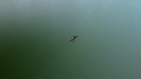 Isla-Victoria-Lagos,-Nigeria---15-De-Marzo-De-2022:-Vista-De-Drones-De-Un-Pescador-En-Un-Barco-De-Pesca-En-Aguas-Kuramo