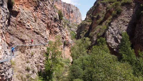 Alquezar-En-Huesca,-Aragón,-España---Turistas-Caminando-Por-Las-Pasarelas-Del-Vero-Caminando-Escaleras-A-Través-Del-Cañón