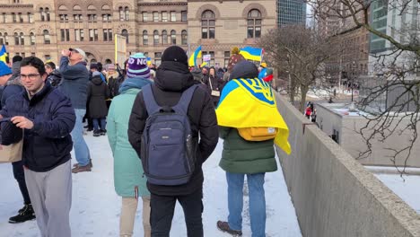 Un-Grupo-De-Manifestantes-Contra-La-Invasión-Rusa-De-Ucrania-En-Nathan-Phillips-Square-En-Toronto