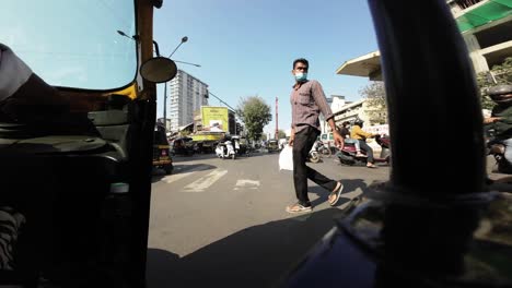 Tráfico-En-Movimiento-Desde-Rikshaw-Wide-Shot-Bandra