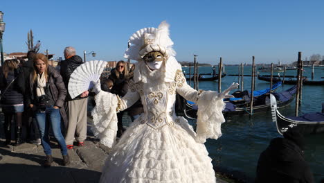 Weiße-Teuflische-Braut-Volto-Maskerade-Maskiertes-Kostüm-Venedig-Italien