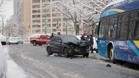 Escena-Del-Accidente-Automovilístico-En-La-Ciudad-De-Nueva-York-En-Un-Día-Nevado