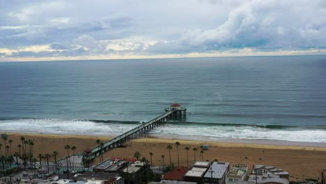 Panoramic-View-Of-Azure-Beach,-Palm-Trees-And-Architecture-In-Manhattan-Beach-Pier---aerial-shot