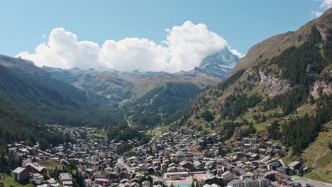 Drone-Deslizante-Disparó-Sobre-Zermatt,-Suiza,-Mirando-Hacia-El-Matterhorn