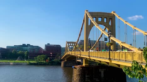 Andy-Warhol-Bridge,-also-known-as-the-Seventh-Street-Bridge,-spans-the-Allegheny-River-in-Downtown-Pittsburgh,-Pennsylvania