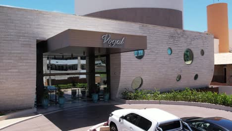 Vogal-Luxus-Strandhotelfassade,-Luftaufnahme