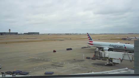 Lapso-De-Tiempo-De-La-Pista-Del-Aeropuerto-De-Dallas-Fort-Worth-Con-Aviones-Y-Automóviles-En-Un-Día-Nublado