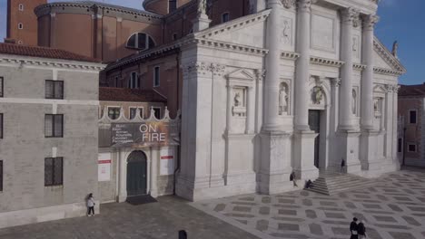 Toma-Aérea-Frente-A-La-Iglesia-De-San-Giorgio-Maggiore