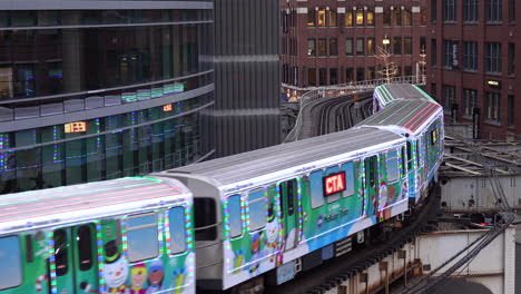 La-Autoridad-De-Tránsito-De-Chicago-Cta-Tren-De-Vacaciones-Con-Santa-Saliendo-De-La-Parada-De-La-Línea-Marrón-Y-Púrpura-Del-Centro-Comercial-De-Mercancías-En-La-Curva-S-Elevada-En-El-Río-Norte