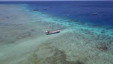 Gesundes-Riff-Auf-Einer-Kleinen-Paradiesischen-Insel,-Atemberaubende-Luftaufnahme,-Flugpanorama-Übersicht,-Drohnenaufnahmen-Von-Gili-T-Beach,-Indonesien,-Im-Sonnigen-Sommer-2017