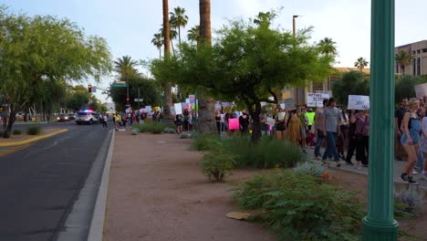 Manifestantes-Marchando-En-La-Acera-En-Phoenix-Arizona