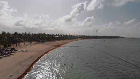 Luftdrohnenaufnahme-Des-Touristischen-Sandstrandes-In-Punta-Cana,-Bavaro-Resort,-Dominikanische-Republik