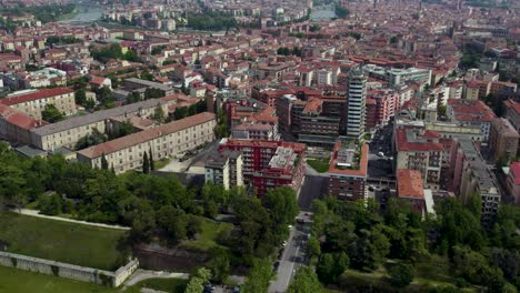 Verona,-Italien,-Panorama-Luftaufnahme-über-Die-Stadt-Im-Sommer,-Dolly-Out