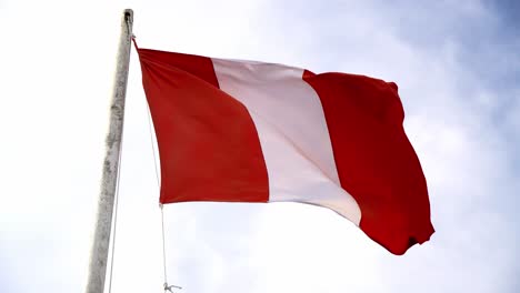 Peruanische-Flagge-Weht-Im-Wind-Bei-Tageslicht,-Nahaufnahme