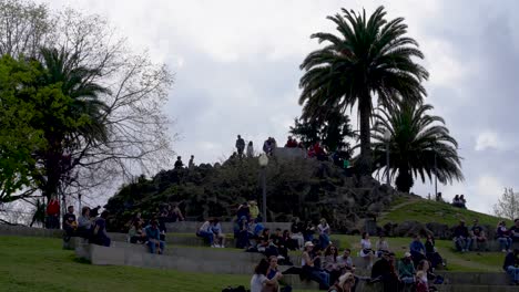 Touristen-Warten-Auf-Den-Sonnenuntergang-Im-Jardin-Do-Morro-Mit-Blick-Auf-Rio-Douro-Und-Riberia-Do-Porto