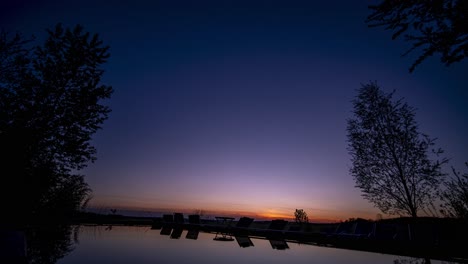 Zeitraffer-Silhouette-Von-Menschen-Am-Pool-Bei-Nacht-Im-Elsass,-Frankreich