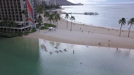 Luftaufnahme-Des-Sup-Yoga-Kurses-Im-Hilton-Hawaiian-Village-Lagoon-3