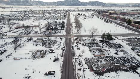 Vista-Aérea-De-Drones-De-La-Calle-Con-Edificios-De-La-Zona-Residencial-Del-Vecindario-Incendiados-En-El-Condado-De-Boulder-De-Colorado-Superior,-Ee.uu.-Después-Del-Desastre-Del-Incendio-Forestal-Marshall