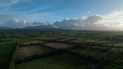 Irische-Landschaft-1-–-Grüne-Felder-Und-Steinmauern-–-County-Kerry-–-Stabilisierte-Drohnenansicht-In-4k