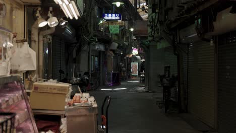Backstreets-of-Tsuruhashi-Osaka,-Dark-Alleyway-Deserted-in-Afternoon