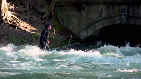 El-Río-Eisbach-A-La-Entrada-Del-Jardín-Inglés-Atrae-A-Surfistas-Y-Espectadores-De-Todo-El-Mundo