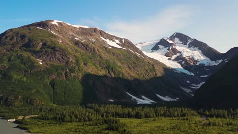 Vista-Aérea-De-Un-Asombroso-Paisaje-Montañoso-De-Alaska-Durante-Un-Día-Soleado-De-Verano