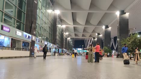 Time-lapse-personas-En-La-Entrada-De-Llegada-Del-Aeropuerto-Internacional-De-Bengaluru