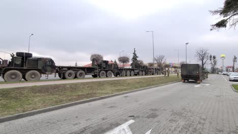 Militärfahrzeuge-Parken-Vor-Einem-McDonalds-In-Polen,-Während-Soldaten-Zu-Abend-Essen