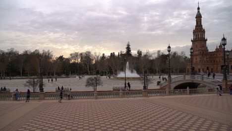 Schwenk-Von-Rechts-Nach-Links-über-Die-Berühmte-Plaza-De-Espana-In-Sevilla,-Spanien