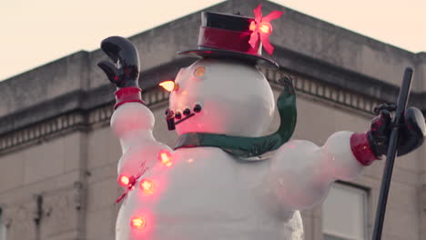 Riesiger-Schneemannwagen-In-Der-Weihnachtsparade,-Der-Aufleuchtet