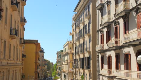 Hoch-Aufragende-Klassische-Steingebäude-Mit-Balkonen-In-Neapel,-Bezirk-Vomero,-Italien