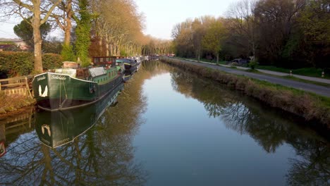 Aerial-view-of-ther-houseboats-on-the-"Canal-du-Midi